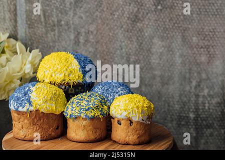 Köstlicher Osterkuchen und Zutaten auf Holztisch. Stockfoto