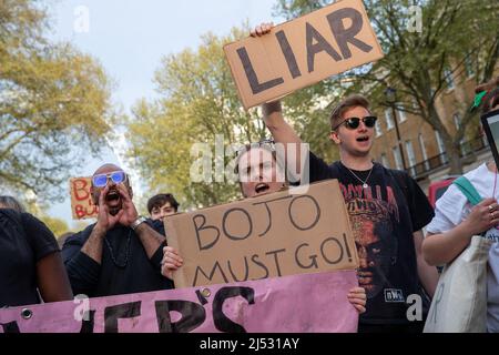 LONDON, 18 2022. APRIL, Protest vor der Downing Street, bei dem der Rücktritt von Premierminister Boris Johnson gefordert wurde. Stockfoto