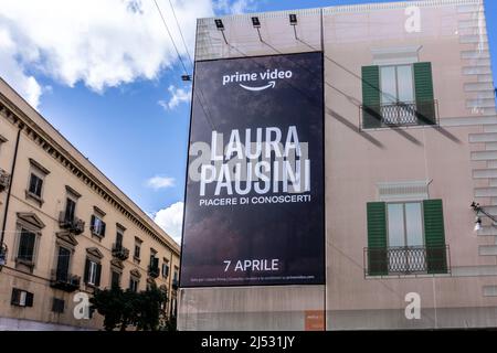 Ein großes Schild auf einem Gebäude in Palermo, Sizilien, Italien für ein Konzert auf Amazon Prime für Laura Pausini, die italienische Sängerin. Stockfoto