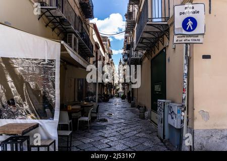 Eine kleine schmale Straße vor der Piazza Verdi in Palermo, Sizilien, Italien. Stockfoto