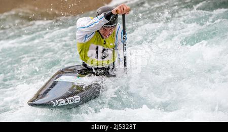 Lee Valley, Hertfordshire, London, 18. April 2022, Lee Valley, Hertfordshire, London, 18. April 2022, Peter Linksted Independent, der C1M während der Olympischen Kanuslalom-Qualifikation im Lee Valley am 18. April 2022 antrat. Foto von Phil Hutchinson. Nur zur redaktionellen Verwendung, Lizenz für kommerzielle Nutzung erforderlich. Keine Verwendung bei Wetten, Spielen oder Veröffentlichungen einzelner Clubs/Vereine/Spieler. Kredit: UK Sports Pics Ltd/Alamy Live Nachrichten Stockfoto