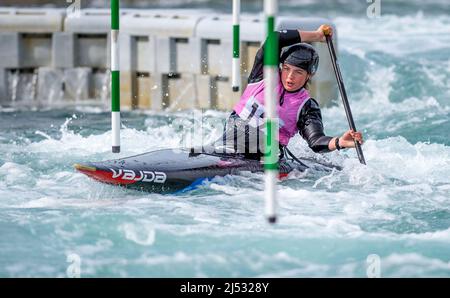 Lee Valley, Hertfordshire, London, 18. April 2022, Lee Valley, Hertfordshire, London, 18. April 2022, Katie Shattock von Taunton CC, der C1W während der Olympischen Kanuslalom-Qualifikation im Lee Valley am 18. April 2022 antritt. Foto von Phil Hutchinson. Nur zur redaktionellen Verwendung, Lizenz für kommerzielle Nutzung erforderlich. Keine Verwendung bei Wetten, Spielen oder Veröffentlichungen einzelner Clubs/Vereine/Spieler. Kredit: UK Sports Pics Ltd/Alamy Live Nachrichten Stockfoto