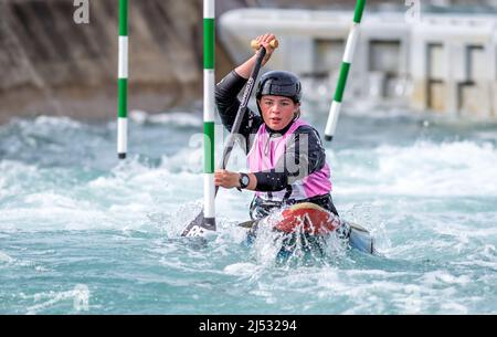 Lee Valley, Hertfordshire, London, 18. April 2022, Lee Valley, Hertfordshire, London, 18. April 2022, Katie Shattock von Taunton CC, der C1W während der Olympischen Kanuslalom-Qualifikation im Lee Valley am 18. April 2022 antritt. Foto von Phil Hutchinson. Nur zur redaktionellen Verwendung, Lizenz für kommerzielle Nutzung erforderlich. Keine Verwendung bei Wetten, Spielen oder Veröffentlichungen einzelner Clubs/Vereine/Spieler. Kredit: UK Sports Pics Ltd/Alamy Live Nachrichten Stockfoto