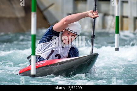 Lee Valley, Hertfordshire, London, 18. April 2022, Lee Valley, Hertfordshire, London, 18. April 2022, Felix Newey von Wyedean CC, der K1M während der Olympischen Kanuslalom-Qualifikation im Lee Valley am 18. April 2022 antritt. Foto von Phil Hutchinson. Nur zur redaktionellen Verwendung, Lizenz für kommerzielle Nutzung erforderlich. Keine Verwendung bei Wetten, Spielen oder Veröffentlichungen einzelner Clubs/Vereine/Spieler. Kredit: UK Sports Pics Ltd/Alamy Live Nachrichten Stockfoto