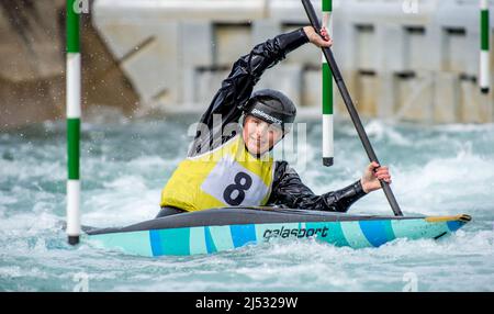 Lee Valley, Hertfordshire, London, 18. April 2022, Lee Valley, Hertfordshire, London, 18. April 2022, Katie Shattock von Shepperton SCC, die K1W während der Olympischen Kanuslalom-Qualifikation im Lee Valley am 18. April 2022 antritt. Foto von Phil Hutchinson. Nur zur redaktionellen Verwendung, Lizenz für kommerzielle Nutzung erforderlich. Keine Verwendung bei Wetten, Spielen oder Veröffentlichungen einzelner Clubs/Vereine/Spieler. Kredit: UK Sports Pics Ltd/Alamy Live Nachrichten Stockfoto