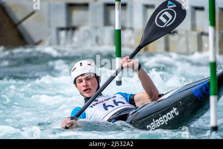 Lee Valley, Hertfordshire, London, 18. April 2022, Lee Valley, Hertfordshire, London, 18. April 2022, Felix Newey von Wyedean CC, der K1M während der Olympischen Kanuslalom-Qualifikation im Lee Valley am 18. April 2022 antritt. Foto von Phil Hutchinson. Nur zur redaktionellen Verwendung, Lizenz für kommerzielle Nutzung erforderlich. Keine Verwendung bei Wetten, Spielen oder Veröffentlichungen einzelner Clubs/Vereine/Spieler. Kredit: UK Sports Pics Ltd/Alamy Live Nachrichten Stockfoto