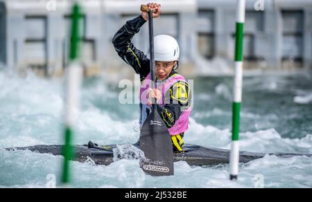 Lee Valley, Hertfordshire, London, 18. April 2022, Lee Valley, Hertfordshire, London, 18. April 2022, Zoe Blythe-Shields Independent im Jahr C1W im Rahmen der Olympischen Kanusenslalom-Qualifikation im Lee Valley am 18. April 2022. Foto von Phil Hutchinson. Nur zur redaktionellen Verwendung, Lizenz für kommerzielle Nutzung erforderlich. Keine Verwendung bei Wetten, Spielen oder Veröffentlichungen einzelner Clubs/Vereine/Spieler. Kredit: UK Sports Pics Ltd/Alamy Live Nachrichten Stockfoto