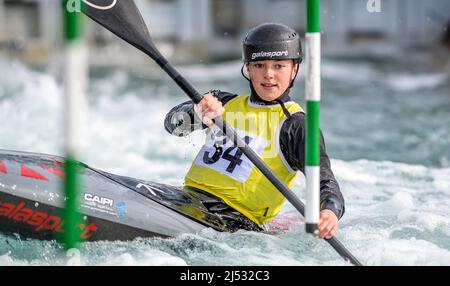 Lee Valley, Hertfordshire, London, 18. April 2022, Lee Valley, Hertfordshire, London, 18. April 2022, Kayleigh Parsons of Shepperton SCC, der K1W während der Olympischen Kanuslalom-Qualifikation im Lee Valley am 18. April 2022 antritt. Foto von Phil Hutchinson. Nur zur redaktionellen Verwendung, Lizenz für kommerzielle Nutzung erforderlich. Keine Verwendung bei Wetten, Spielen oder Veröffentlichungen einzelner Clubs/Vereine/Spieler. Kredit: UK Sports Pics Ltd/Alamy Live Nachrichten Stockfoto