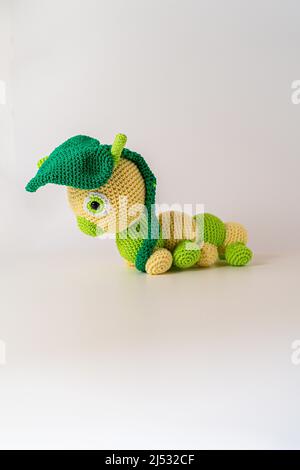 amigurumi Raupe aus Wolle bayern deutschland Stockfoto