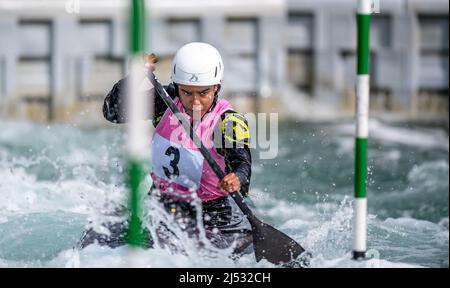 Lee Valley, Hertfordshire, London, 18. April 2022, Lee Valley, Hertfordshire, London, 18. April 2022, Joanna Blythe-Shields Independent tritt C1W während der britischen Kanu-Slalom-Olympiaqualifikation im Lee Valley am 18. April 2022 an. Foto von Phil Hutchinson. Nur zur redaktionellen Verwendung, Lizenz für kommerzielle Nutzung erforderlich. Keine Verwendung bei Wetten, Spielen oder Veröffentlichungen einzelner Clubs/Vereine/Spieler. Kredit: UK Sports Pics Ltd/Alamy Live Nachrichten Stockfoto