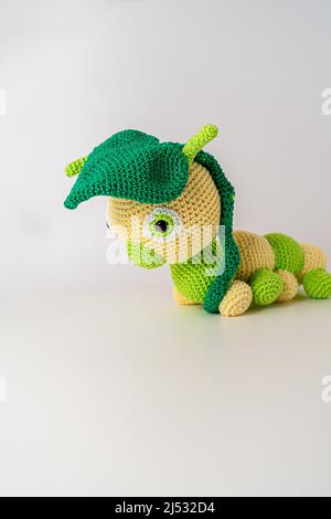 amigurumi Raupe aus Wolle bayern deutschland Stockfoto