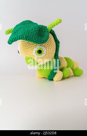 amigurumi Raupe aus Wolle bayern deutschland Stockfoto