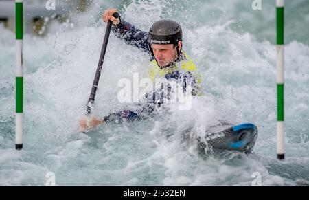 Lee Valley, Hertfordshire, London, 18. April 2022, Lee Valley, Hertfordshire, London, 18. April 2022, Vittorio Pezzaioli von CR Cats, der C1M während der Olympischen Kanuslalom-Qualifikation im Lee Valley am 18. April 2022 antritt. Foto von Phil Hutchinson. Nur zur redaktionellen Verwendung, Lizenz für kommerzielle Nutzung erforderlich. Keine Verwendung bei Wetten, Spielen oder Veröffentlichungen einzelner Clubs/Vereine/Spieler. Kredit: UK Sports Pics Ltd/Alamy Live Nachrichten Stockfoto