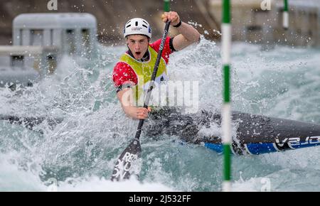 Lee Valley, Hertfordshire, London, 18. April 2022, Lee Valley, Hertfordshire, London, 18. April 2022, Michael Denvir von Forth CC, der C1M während der Olympischen Kanuslalom-Qualifikation im Lee Valley am 18. April 2022 antritt. Foto von Phil Hutchinson. Nur zur redaktionellen Verwendung, Lizenz für kommerzielle Nutzung erforderlich. Keine Verwendung bei Wetten, Spielen oder Veröffentlichungen einzelner Clubs/Vereine/Spieler. Kredit: UK Sports Pics Ltd/Alamy Live Nachrichten Stockfoto