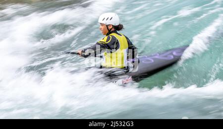 Lee Valley, Hertfordshire, London, 18. April 2022, Lee Valley, Hertfordshire, London, 18. April 2022, Zoe Blythe-Shields Independent im Jahr K1W im Rahmen der Olympischen Kanusenslalom-Qualifikation im Lee Valley am 18. April 2022. Foto von Phil Hutchinson. Nur zur redaktionellen Verwendung, Lizenz für kommerzielle Nutzung erforderlich. Keine Verwendung bei Wetten, Spielen oder Veröffentlichungen einzelner Clubs/Vereine/Spieler. Kredit: UK Sports Pics Ltd/Alamy Live Nachrichten Stockfoto