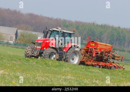 Eine Massey Ferguson 7720, die auf der B1222 in der Nähe von Sherburn in Elmet, North Yorkshire, Großbritannien, unterwegs ist Stockfoto