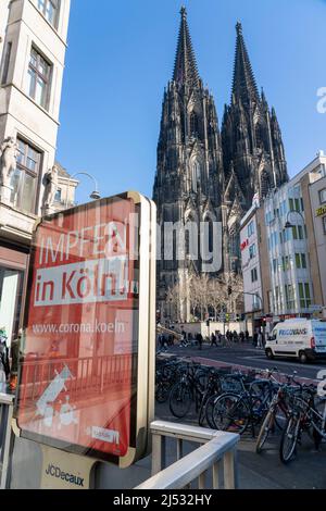 Werbung für Corona-Impfung, Kampagne auf Citylight-Plakaten am Kölner Dom, Blick nach Westen façade, am Nordturm Köln, Deutschland Stockfoto