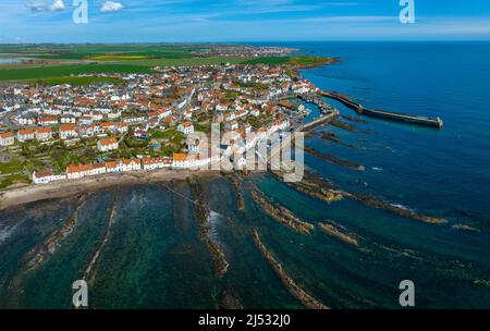 Luftaufnahme von der Drohne des Fischerdorfes Pittenweem in East Neuk of Fife, Schottland, Großbritannien Stockfoto