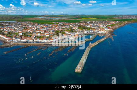 Luftaufnahme von der Drohne des Fischerdorfes Pittenweem in East Neuk of Fife, Schottland, Großbritannien Stockfoto