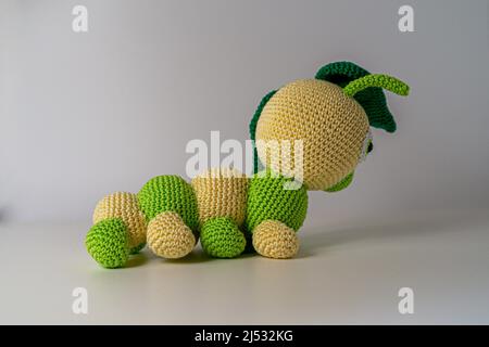 amigurumi Raupe aus Wolle bayern deutschland Stockfoto