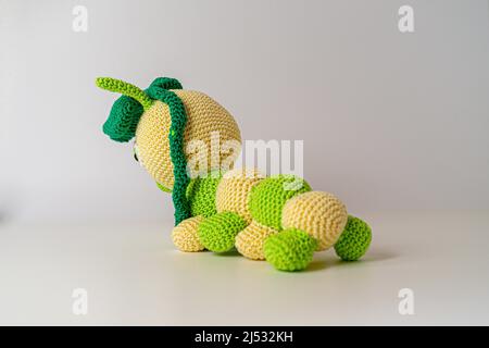 amigurumi Raupe aus Wolle bayern deutschland Stockfoto