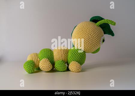 amigurumi Raupe aus Wolle bayern deutschland Stockfoto