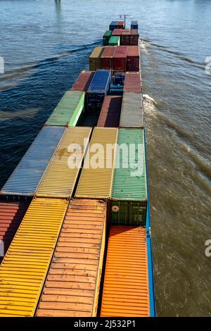 Container-Frachtschiff auf dem Rhein, bergauf nach Süden, bauen die Kranhäuser in Köln am Rheinauenhafen, Köln Süd, Wohn- und Bürogebäude Stockfoto