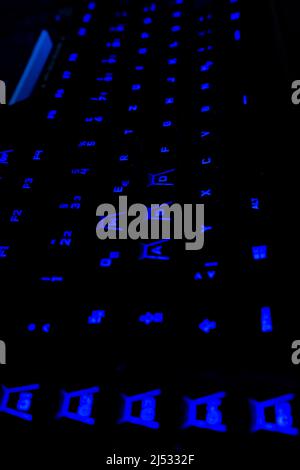 Gaming-Tastatur mit blauem Licht bayern Deutschland Stockfoto