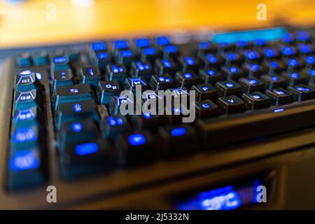 Gaming-Tastatur mit blauem Licht bayern Deutschland Stockfoto