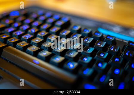 Gaming-Tastatur mit blauem Licht bayern Deutschland Stockfoto