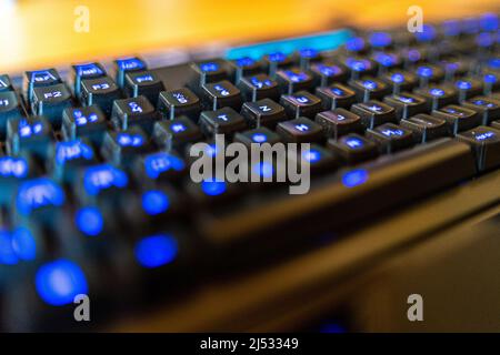 Gaming-Tastatur mit blauem Licht bayern Deutschland Stockfoto