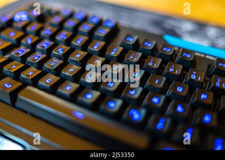 Gaming-Tastatur mit blauem Licht bayern Deutschland Stockfoto