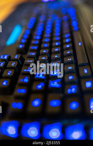 Gaming-Tastatur mit blauem Licht bayern Deutschland Stockfoto