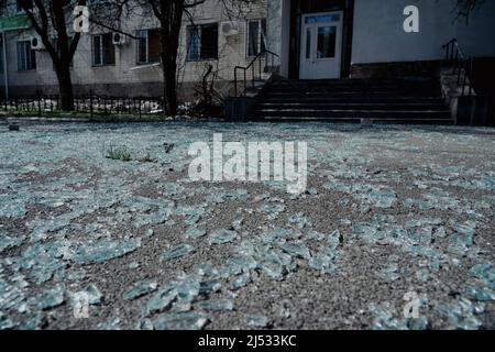 Nach der Explosion liegen Glasscherben auf dem Bürgersteig Stockfoto