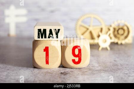 Mai 19 - Mai 19. - schöner Frühling - die positivste Jahreszeit des Jahres - Weiße Blöcke mit Datum und Mai-Symbolen. Stockfoto