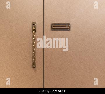 Kette zum Sperren der Tür im offenen Zustand Stockfoto