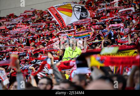 Feature, Fans von FR halten ihre Fanschals hoch, Fankurve FR, atmosphärisch, Europa-Park-Stadion, eine einzelne Mappe ist enthalten, Fußball 1. Bundesliga, 30. Spieltag, SC Freiburg (FR) - VfL Bochum (BO) 3:0, am 16. April 2022 in Freiburg/Deutschland. #Die DFL-Vorschriften verbieten die Verwendung von Fotos als Bildsequenzen und/oder quasi-Video # Â Stockfoto