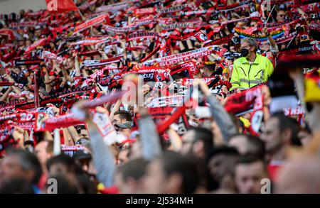 Feature, Fans von FR halten ihre Fanschals hoch, Fankurve FR, atmosphärisch, Europa-Park-Stadion, eine einzelne Mappe ist enthalten, Fußball 1. Bundesliga, 30. Spieltag, SC Freiburg (FR) - VfL Bochum (BO) 3:0, am 16. April 2022 in Freiburg/Deutschland. #Die DFL-Vorschriften verbieten die Verwendung von Fotos als Bildsequenzen und/oder quasi-Video # Â Stockfoto