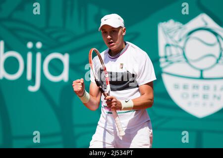 Belgrad, Serbien, 19.. April 2022. Hamad Medjedovic aus Serbien reagiert während des zweiten Tages des Serbia Open ATP 250 Turniers während des zweiten Tages des Serbia Open ATP 250 Turniers im Novak Tennis Center in Belgrad, Serbien. 19. April 2022. Kredit: Nikola Krstic/Alamy Stockfoto