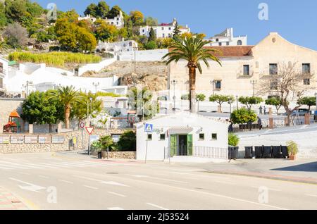 FRIGILIANA, SPANIEN - 01. MÄRZ 2022 Ein kleines weißes Dorf, das vom spanischen Fremdenverkehrsamt als das schönste Dorf Andalusiens anerkannt wurde Stockfoto