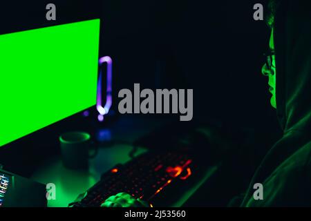 Gefährliche Kapuze Hacker mit Computer für Cyber-Krieg zwischen Ländern. Cyber-Angriff Konzept. Stockfoto