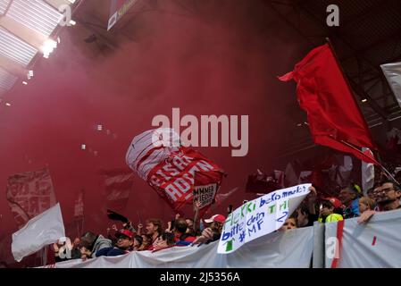 Freiburg, Deutschland. 16. April 2022. Spielfilm, roter Rauch in der Fankurve FR, atmosphärisch, Europa-Park Stadion, Fußball 1. Bundesliga, 30. Spieltag, #Freiburg (FR) - VfL Bochum (BO) 3:0, am 16.. April 2022 in Freiburg/Deutschland die DFL-Vorschriften verbieten die Verwendung von Fotos als Bildsequenzen und/oder quasi-Video # Â Quelle: dpa/Alamy Live News Stockfoto