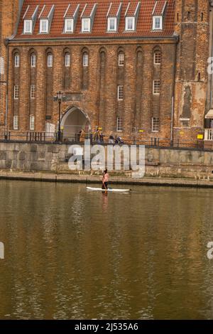 Danzig Polen März 2022 Gruppe von Sup-Surfern stehen auf Paddle-Board, Frauen stehen auf Paddeln zusammen in der Stadt Motlawa Fluss und Kanal in der Altstadt Danzig Polen. Tourismusattraktion Aktive Erholung im Freien Soziale Distanzierung Reiseziele Stockfoto