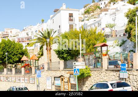 FRIGILIANA, SPANIEN - 01. MÄRZ 2022 Ein kleines weißes Dorf, das vom spanischen Fremdenverkehrsamt als das schönste Dorf Andalusiens anerkannt wurde Stockfoto