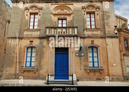 Mdina, Malta Tagesansicht von Pulizija - Maltesische Zivilpolizei traditionelle Gebäudefassade mit blauem Licht Laterne, innerhalb der Stille Stadt ohne Menschen. Stockfoto