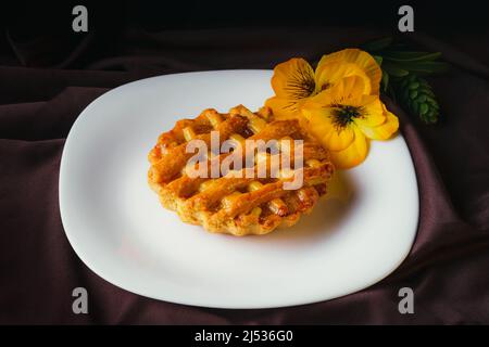 Hausgemachte Ananaskuchen auf einem weißen Teller mit schwarzem Hintergrund, Gourmet-Bäckerei. Traditionelles mexikanisches Süßbrot. Stockfoto