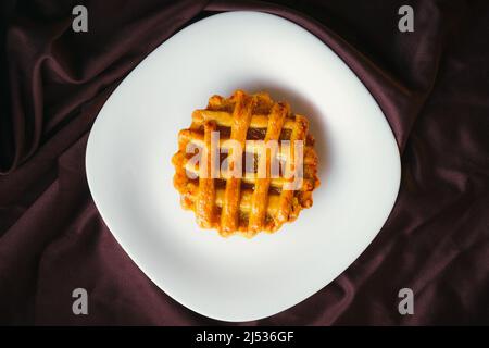 Hausgemachte Ananaskuchen auf einem weißen Teller mit schwarzem Hintergrund, Gourmet-Bäckerei. Traditionelles mexikanisches Süßbrot. Stockfoto