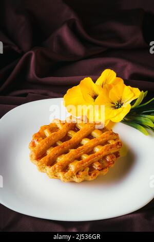 Hausgemachte Ananaskuchen auf einem weißen Teller mit schwarzem Hintergrund, Gourmet-Bäckerei. Traditionelles mexikanisches Süßbrot. Stockfoto