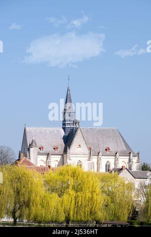 Stiftskirche des heiligen Johannes des Täufers an einem sonnigen Frühlingsnachmittag, Montrésor, Indre et Loire, Frankreich Stockfoto