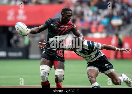 Vancouver, Kanada, 16. April 2022: Kevin Wekesa (links) vom Team Kenya 7s im Einsatz gegen den Spieler des Team Fiji am 1. Tag der HSBC Canada Sevens auf dem BC Place in Vancouver, Kanada. Fidschi gewann das Spiel mit 38-7 Punkten Stockfoto